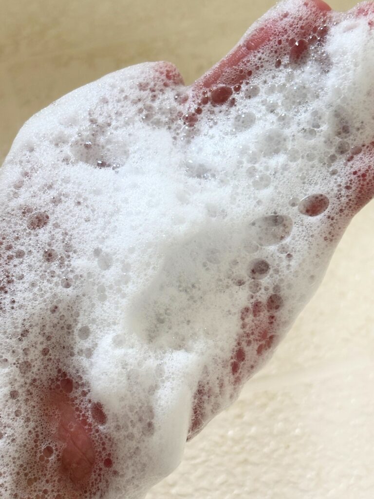 sakyuシャンプーを泡立てたイメージ
