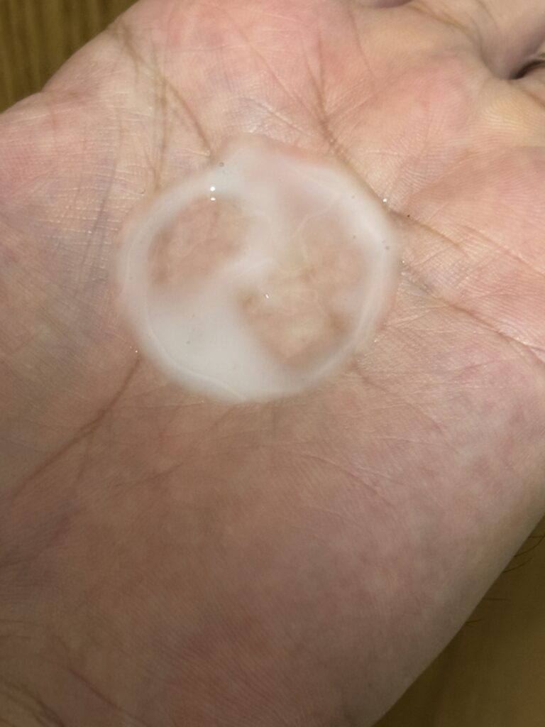エルジューダ エマルジョンを手のひらに薄く広げた様子