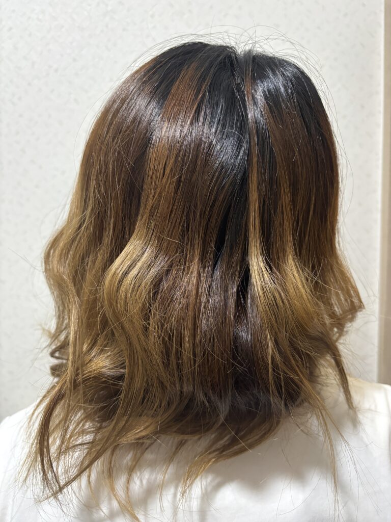 夜のヘアケア前に撮影した毛先にカールのあるミディアムヘア